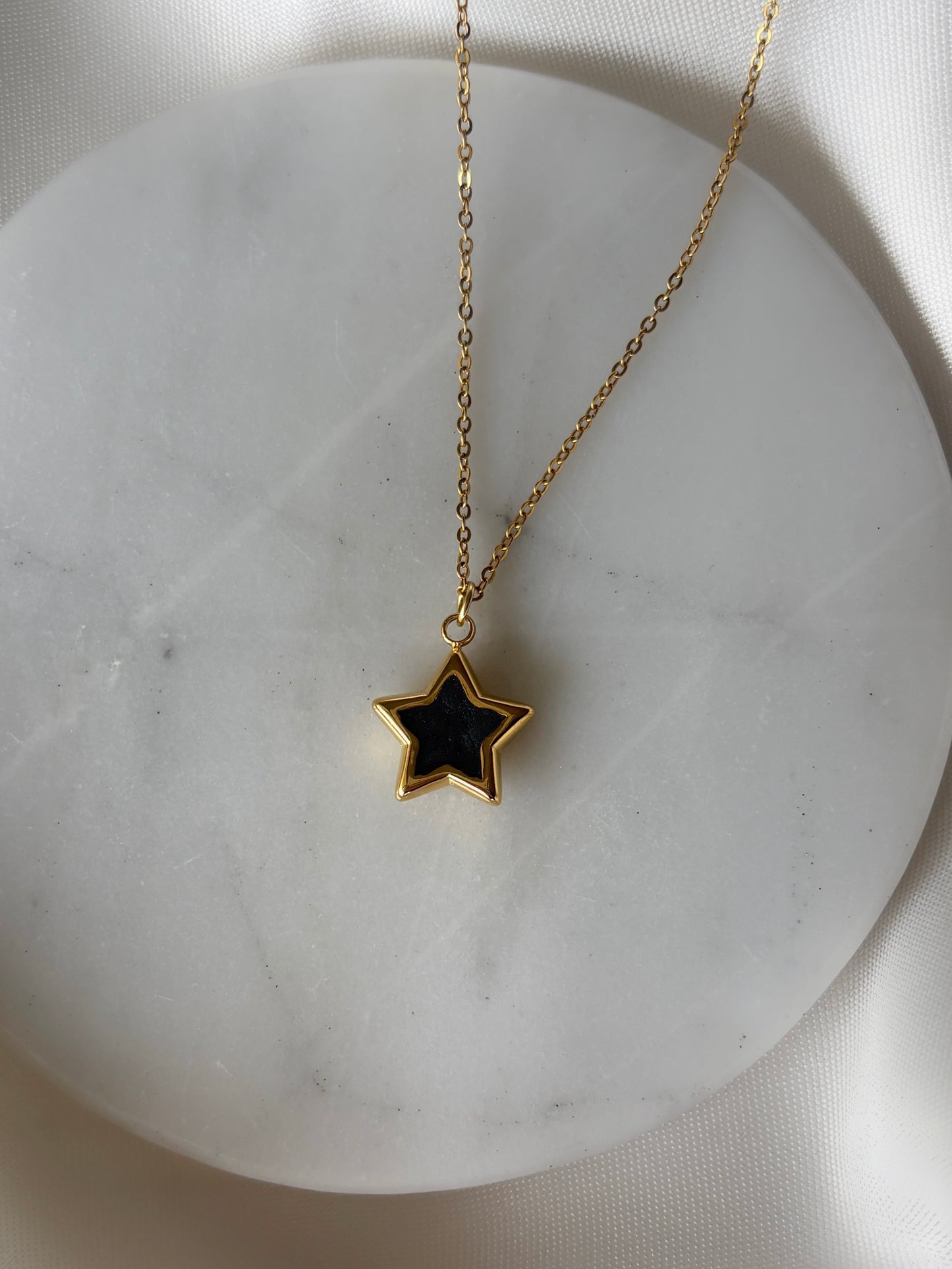collar estrella esmaltada negra