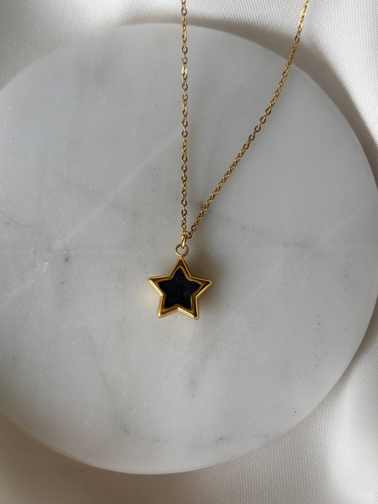 collar estrella esmaltada negra