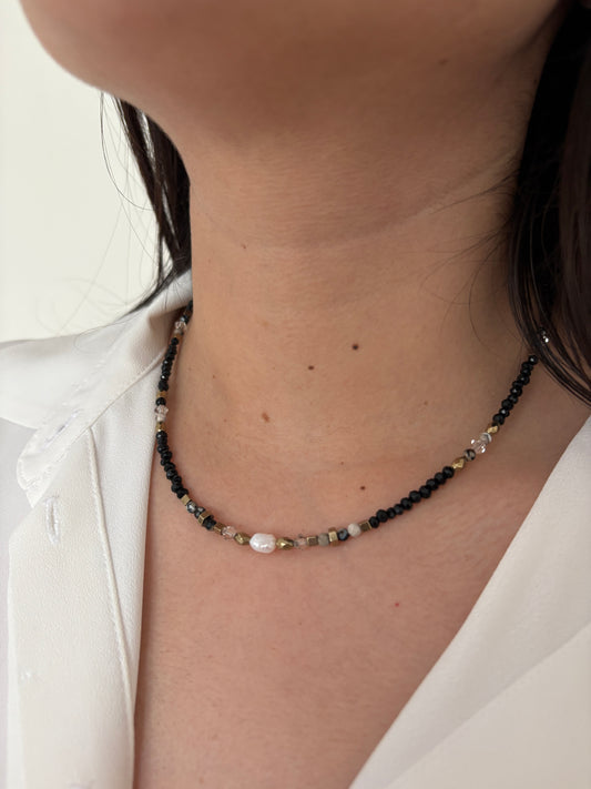 Collar negro elegante